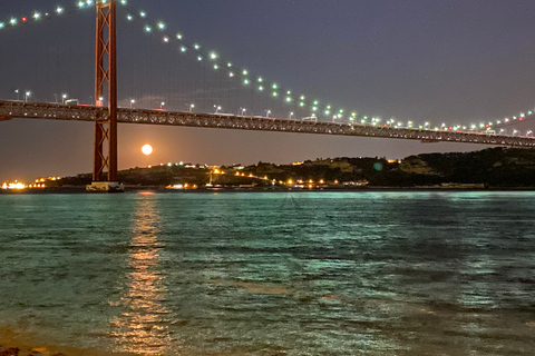 Lisbona: Crociera notturna in barca a vela di lussoLisbona: crociera notturna di lusso in barca a vela