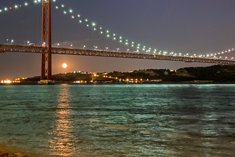 Lisbona: Crociera notturna in barca a vela di lussoLisbona: crociera notturna di lusso in barca a vela