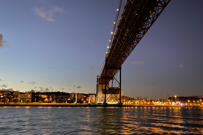 Lisbona: Crociera notturna in barca a vela di lussoLisbona: crociera notturna di lusso in barca a vela