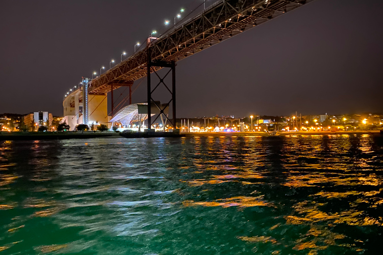 Lisbona: Crociera notturna in barca a vela di lussoLisbona: crociera notturna di lusso in barca a vela