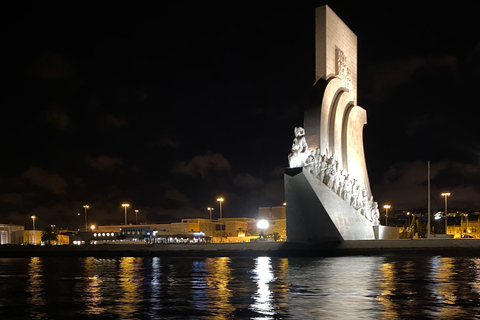 Lisbona: Crociera notturna in barca a vela di lussoLisbona: crociera notturna di lusso in barca a vela