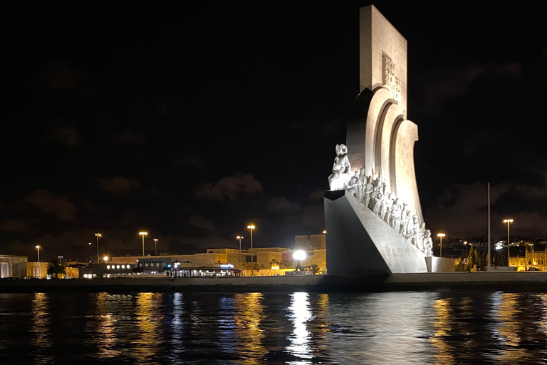 Lisbona: Crociera notturna in barca a vela di lussoLisbona: crociera notturna di lusso in barca a vela