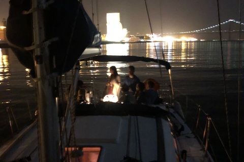 Lisbona: Crociera notturna in barca a vela di lussoLisbona: crociera notturna di lusso in barca a vela