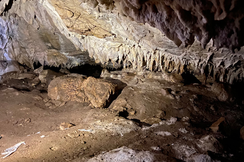 Da Tirana: Escursione alla Grotta di Pellumbas e visita del CanyonDa Tirana: Escursione alla grotta di Pellumbas e visita del canyon