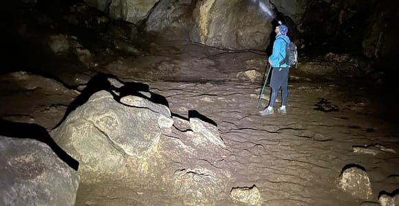 Von Tirana aus: Wanderung zur Pellumbas-Höhle und Besuch des Canyons