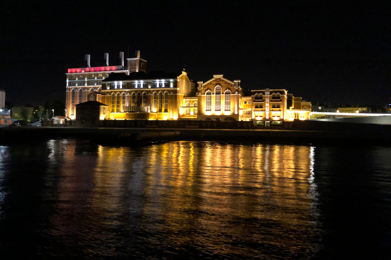 Lisbona: Crociera notturna in barca a vela di lussoLisbona: crociera notturna di lusso in barca a vela