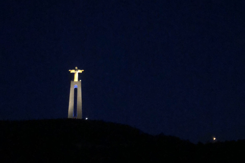 Lisbona: Crociera notturna in barca a vela di lussoLisbona: crociera notturna di lusso in barca a vela