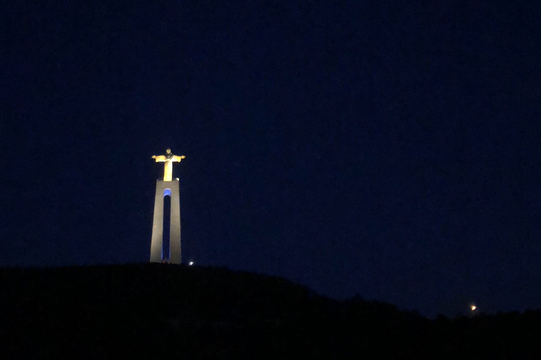 Lisbona: Crociera notturna in barca a vela di lussoLisbona: crociera notturna di lusso in barca a vela
