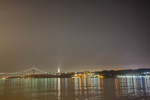 Lisbona: Crociera notturna in barca a vela di lussoLisbona: crociera notturna di lusso in barca a vela