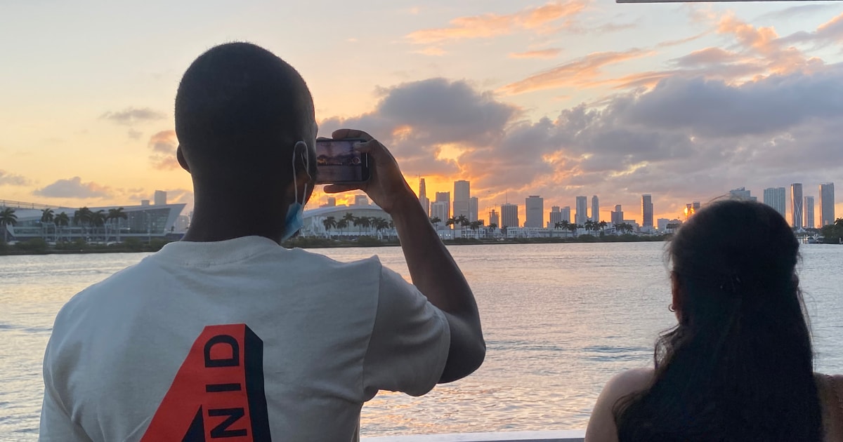 Майами: круиз на закате через залив Бискейн и Саут-Бич | GetYourGuide