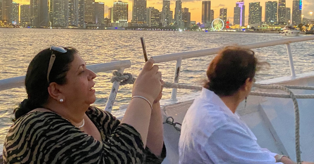 Майами: круиз на закате через залив Бискейн и Саут-Бич | GetYourGuide