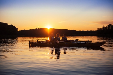Van Vaxholm: kajaktocht bij zonsondergang in de archipel van Stockholm