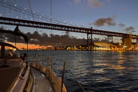 Lisboa: Passeio Noturno de Barco à Vela de Luxo
