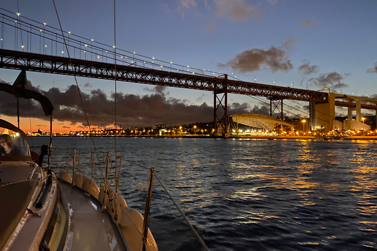 Lisbona: Crociera notturna in barca a vela di lussoLisbona: crociera notturna di lusso in barca a vela