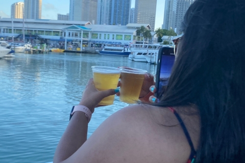 Miami: Biscayne Bay Happy Hour Cruise met gratis drankjeHappy Hour Cruise en Hard Rock Cafe-maaltijd