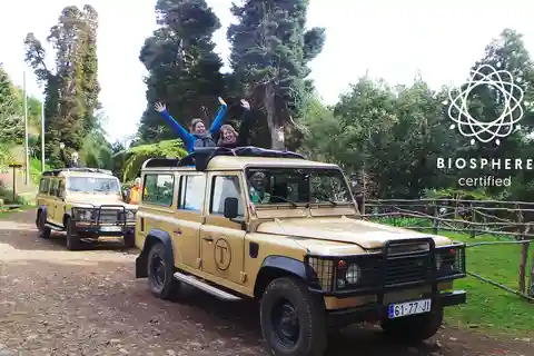 Madeira öst eller väst Privat halvdagsutflykt med jeep med öppet tak