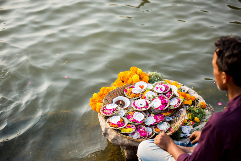 Varanasi. Lever de soleil et matinée en ville. Visite à piedVisite à pied du centre-ville au lever du soleil et le matin