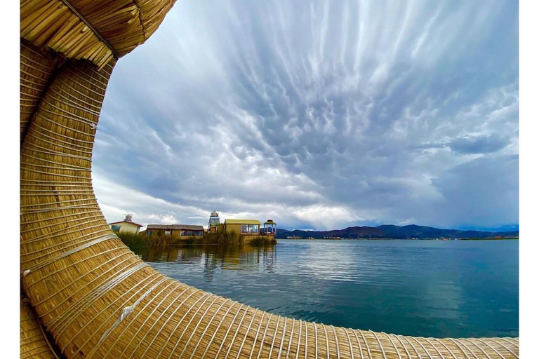 Excursion en bateau sur les îles Uros et Taquile depuis PunoJournée complète sur les îles Uros et Taquile en bateau rapide depuis Puno