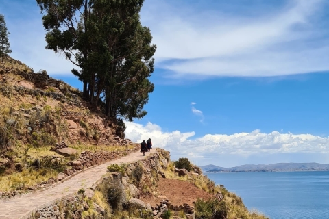 Desde Puno: Excursión de un día a Uros Taquile Sillustani