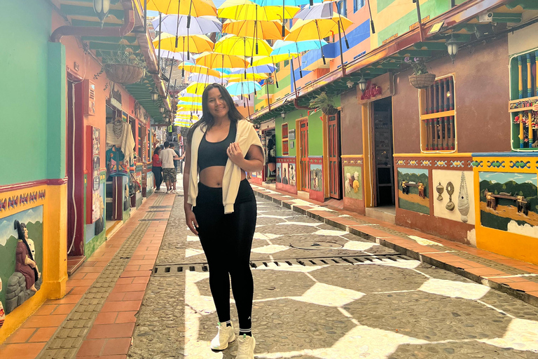 Visita Guatape e aldeias, passeio de barco com pequeno-almoço e almoço Medellin