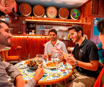 Barcelona: Tapas and Wine with Flamenco Show in the Old Town