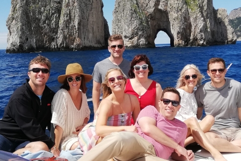Desde Sorrento: Paseo en barco por Capri con comida y bebidaDesde Sorrento: Excursión en barco a Capri con comida y bebida