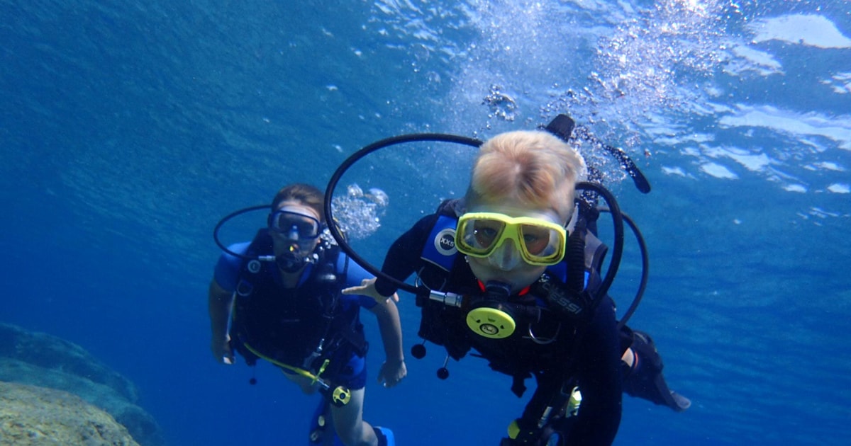 подводный урок. подводное плавание для детей. водолаз под водой. акванавт. оборудование для дайвинга.