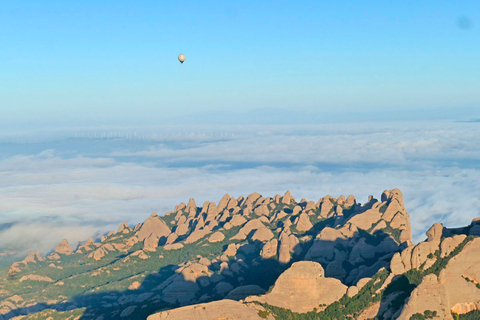 Paseo íntimo en globo a Montserrat y tour del monasterio