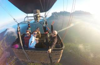 Barcelona: Heißluftballon-Fahrt zum Montserrat & Kloster-Erlebnis