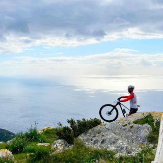 Sorrento: E-Bike Tour and Food Tasting with Capri View