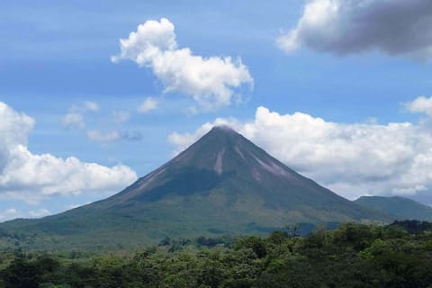 Jaco: tour del vulcano Arenal, della cascata Fortuna e delle sorgenti termali