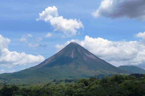 Jacó: tour por el volcán Arenal, la cascada Fortuna y las aguas termales