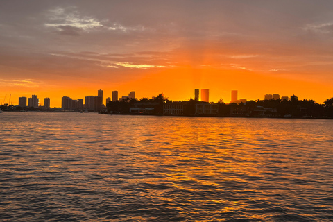 Excursión de 2 horas en yate panorámico y sereno por Miami con champán