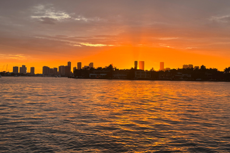 Excursión de 2 horas en yate panorámico y sereno por Miami con champán