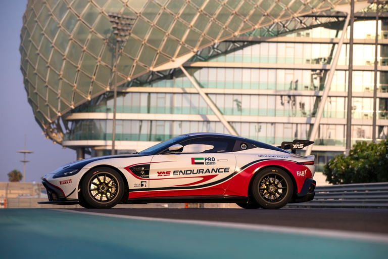 Aston Martin GT4 sur le circuit de Yas Marina : une balade avec un passager