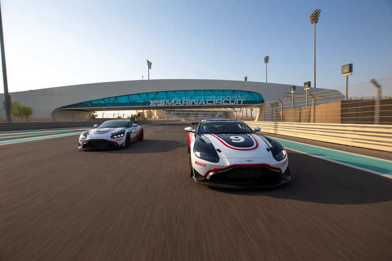 Aston Martin GT4 sur le circuit de Yas Marina : une balade avec un passager