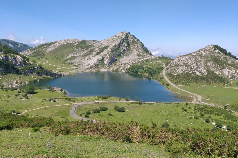 Desde Cangas de Onís: excursión guiada de un día a los lagos de Covadongagira en ingles