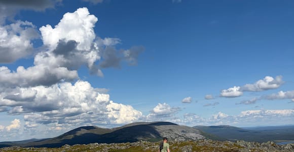 Levi: Guided Hike with Lake Picnic and Snacks