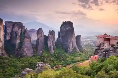 Kalabaka: Meteora Monasteries Minibus Tour with Photo Stops