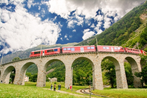 Van Milaan: Bernina-trein en dagtrip naar St. MoritzVertrek vanaf Bushalte Centraal Station