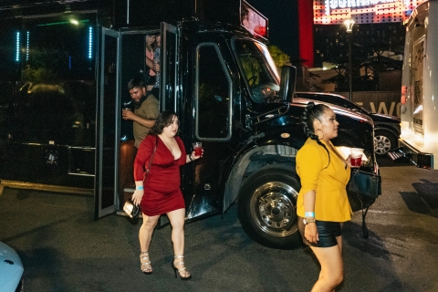Las Vegas: Club Crawl z imprezowym autobusem i specjalnymi drinkamiDla dziewczyn