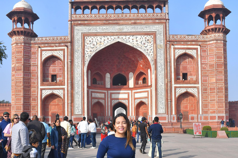 Van Agra: lokale Agra-tour met vervoer en gidsTour met auto + gids + toegangskaarten + lunch