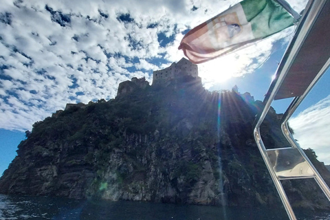 Procida : Excursion en bateau privé avec vue sur la mer et plongée en apnéeProcida Vue sur la mer