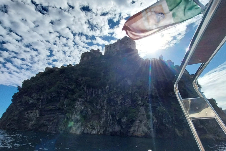 Procida : Excursion en bateau privé avec vue sur la mer et plongée en apnéeProcida Vue sur la mer