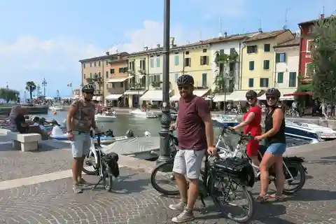 Da Verona: Tour in E-Bike del Lago di Garda con pranzo SELF GUIDED