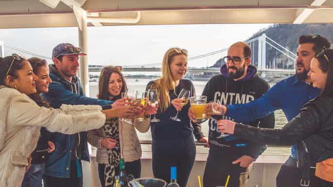 Budapest: City Sightseeing Booze Cruise con bebidas ilimitadas