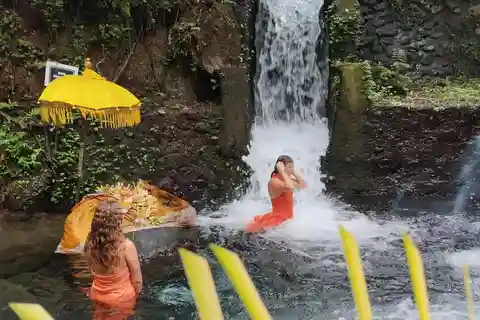 Ubud: Mangening Water Temple Tour z duchowym oczyszczaniem