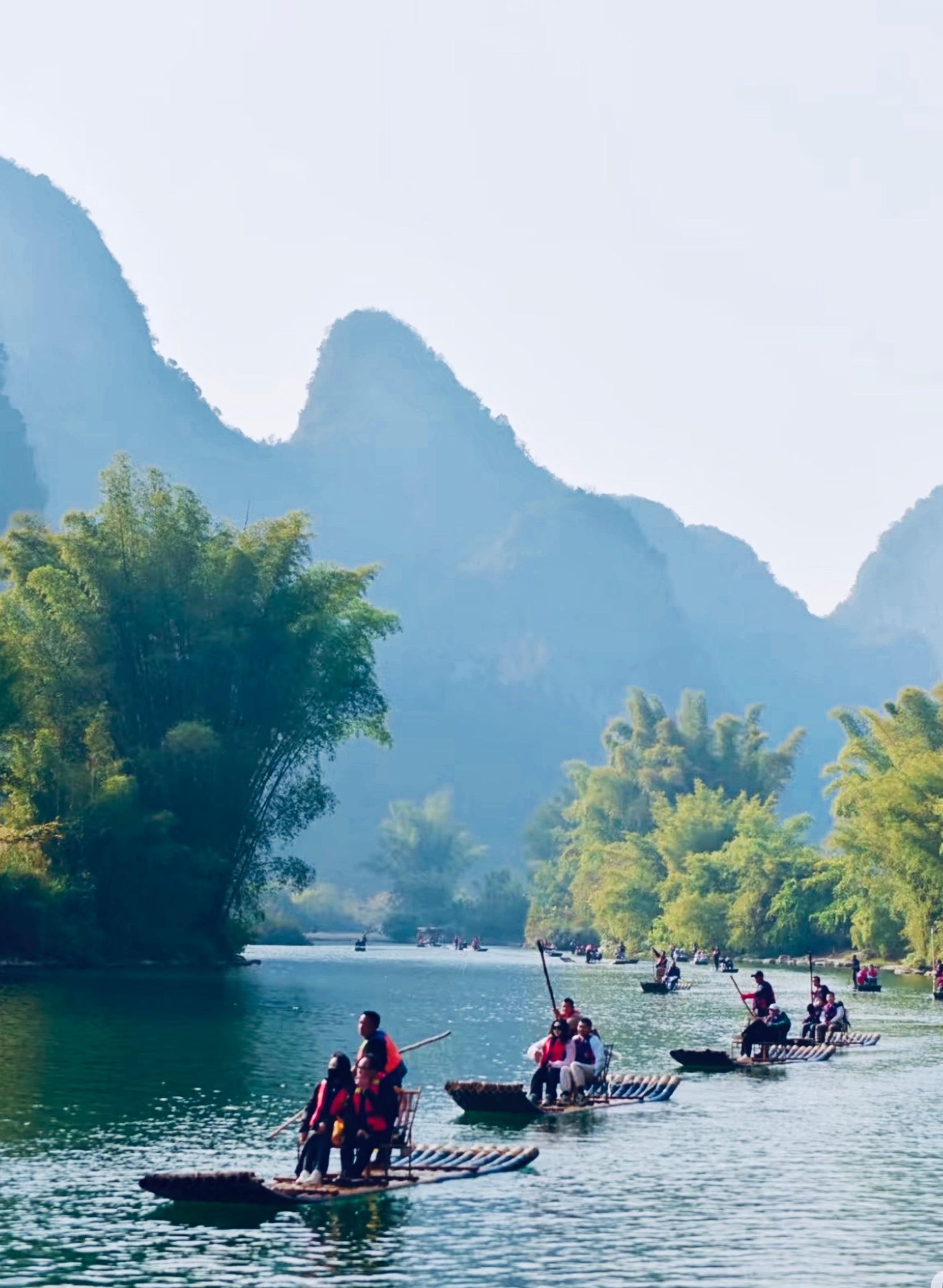 Guilin/Yangshuo: Panorama-Tagestour auf Bambusflößen auf dem Yulong-Fluss