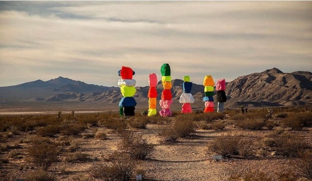 Las Vegas: Private 7 Magic Mountains and Vegas Sign Car Trip