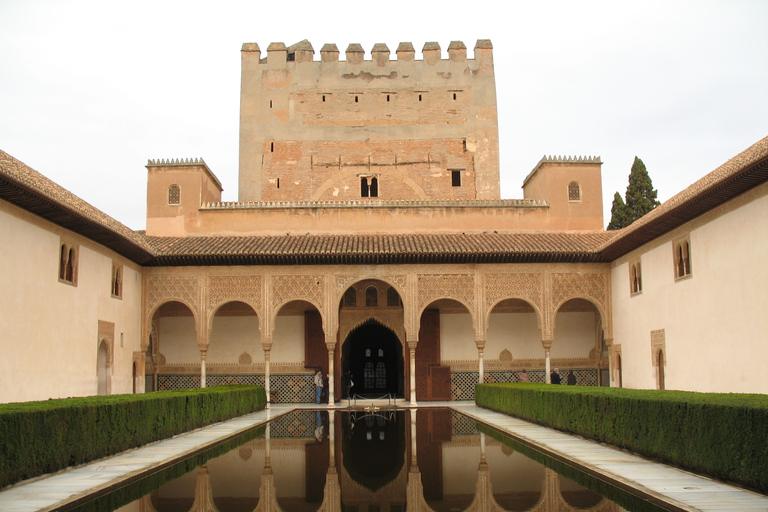 De Sevilha: Viagem de um dia para Granada com entrada para a AlhambraPasseio por Albaicin e mirante para Alhambra e Sierra Nevada